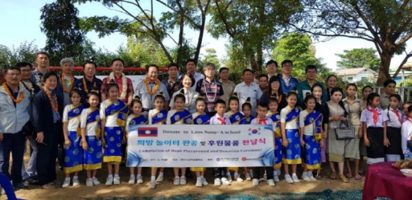 한국청소년연맹이 라오스 낭아초등학교 아이들에게 희망의 놀이터를 선물했다. ⓒ 한국청소년연맹