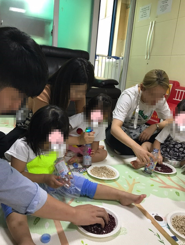 한국문화봉사단 직장인 자원봉사자들이 주말 보육원을 방문하여 영아들을 위한 교육 및 급식 봉사를 진행하고 있다. - 한국문화봉사단 사진제공 -