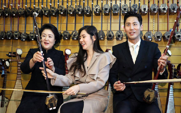김정숙 여사가 추자현, 위샤오광 부부와 함께 '얼후'를 살펴보고 있어요. ⓒ 네이버 블로그
