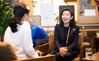 용평 드래곤밸리에서 만난 나경원 의원이 김민진 휴먼에이드포스트 수습기자와 담소를 나누고 있는 모습. ⓒ 휴먼에이드포스트