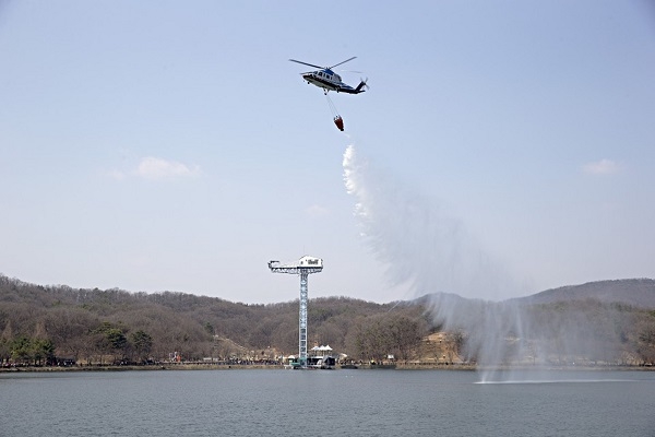 산불진화 담수 훈련 중인 소방 헬기. ⓒ 성남시