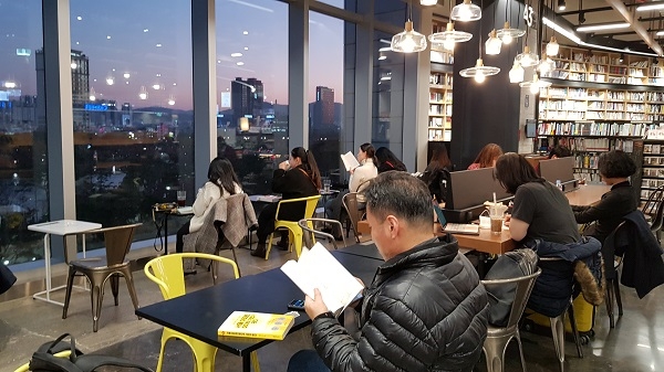 지난 10월31일, 롯데월드몰 내 북카페에서 사람들이 책을 읽고 있어요. ⓒ 송창진 기자