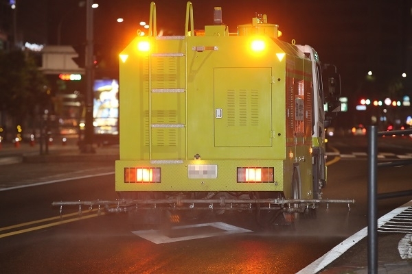 지난 6월 서울 양재역 인근 도로에서 미세먼지의 원인이 되는 질소산화물 정화기능이 있는 광촉매를 시험 포장하는 작업이 진행되고 있는 모습. ⓒ연합뉴스