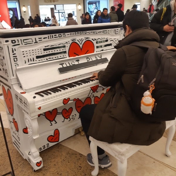 AK플라자 서현점에 있는 '하트피아노'를 누군가 연주하고 있어요. ⓒ휴먼에이드포스트