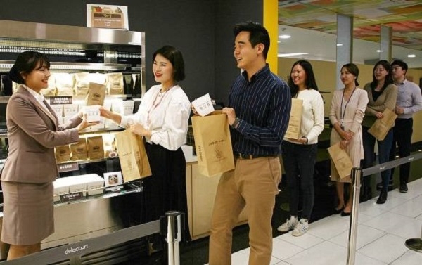 수원에 위치한 삼성 디지털시티 회사 식당에서 직원들이 음식이 담긴 재생종이 봉투를 들고 있어요. ⓒ 삼성전자