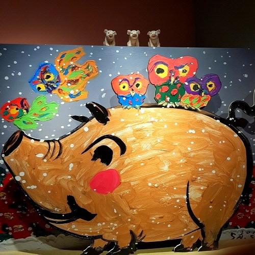 돼지띠를 맞이하여 특별전에 전시된 유리로 만든 세 마리의 돼지 모형과, 커다란 널판지로 만든 돼지 그림(아래)이에요. ⓒ 송창진 수습기자