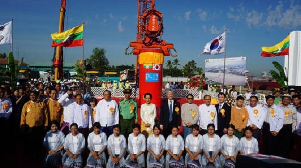 행사에 참석한 아웅산 수지 미얀마 국가고문(뒷줄 가운데)과 김현철 청와대 경제보좌관(수지 고문 오른쪽) 등 직원들이 사진을 찍고 있어요. ⓒ GS건설
