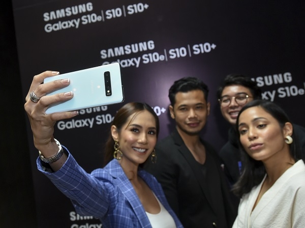 말레이시아 미디어, 소비자 등 300여명을 대상으로 진행된 갤럭시 S10 출시 행사에서 참석자들이 제품을 체험하고 있다. ⓒ 삼성전자