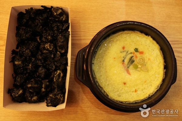 매운맛을 덜어낼 지원군 계란찜과 주먹밥. ⓒ 한국관광공사