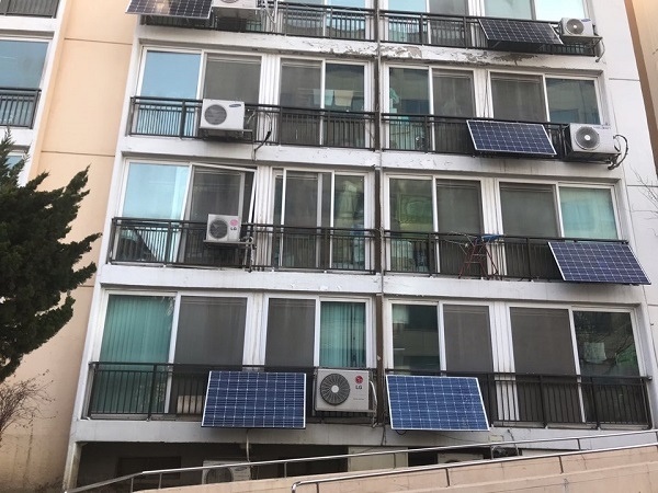 SH 대치 1단지 아파트 베란다에 태양광 발전기가 설치되었어요. ⓒ 송창진 수습기자