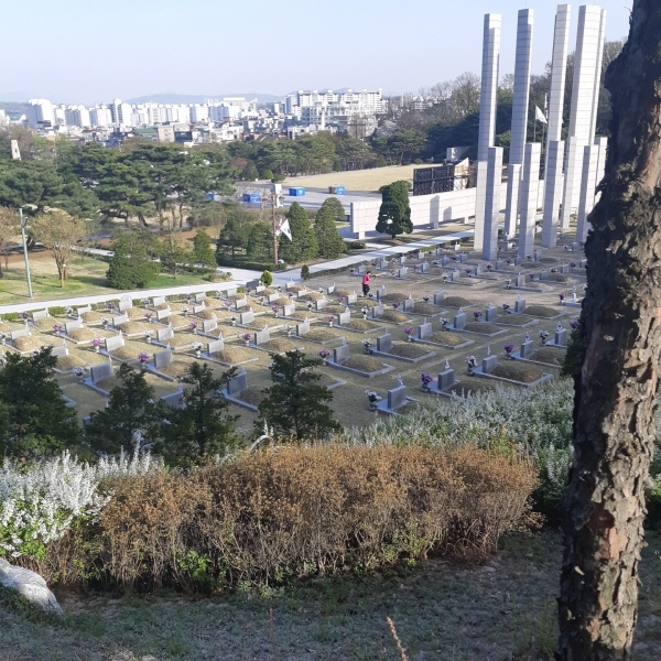 민주묘지 뒤에서 찍은 전경이에요. ⓒ 김민진 수습기자