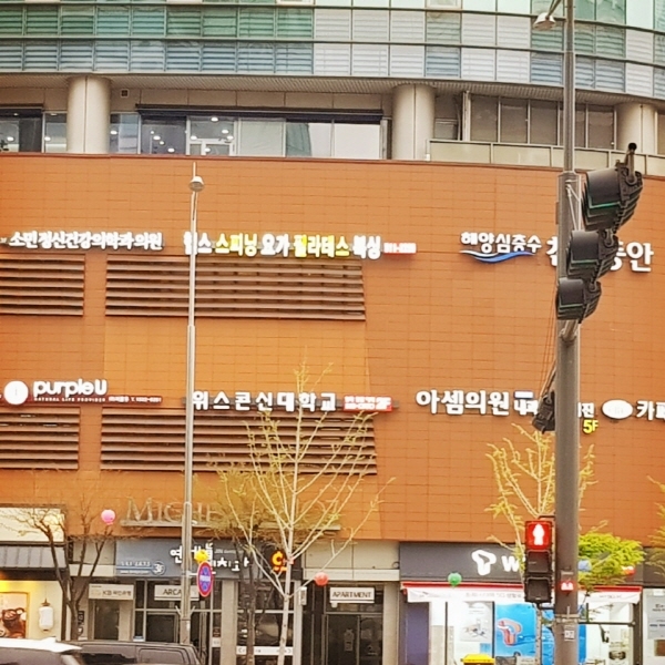 간판이 정리되어 있는 삼성동 봉은사 근처 건물이에요. ⓒ 송창진 기자