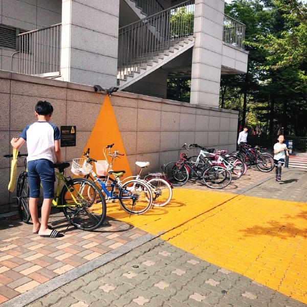 횡단보도 앞에 설치된 교통안전시설 '옐로 카펫'. ⓒ 송창진 기자