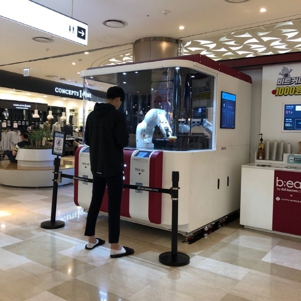 로봇이 커피를 만들고 있어요. ⓒ 송창진 기자