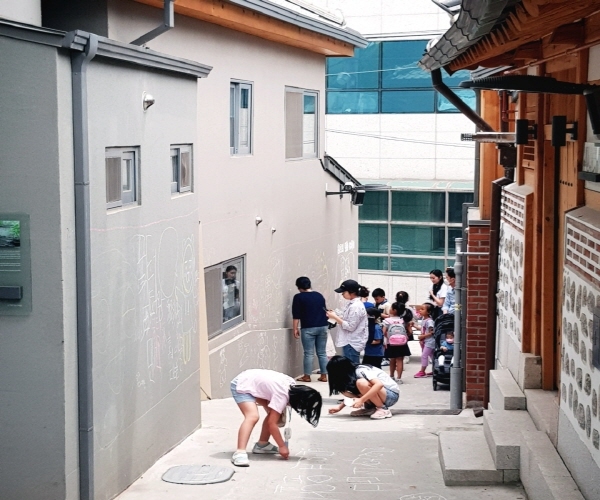 아이들 담벼락, 길바닥에 마음껏 낙서를 해요. ⓒ 송창진 기자