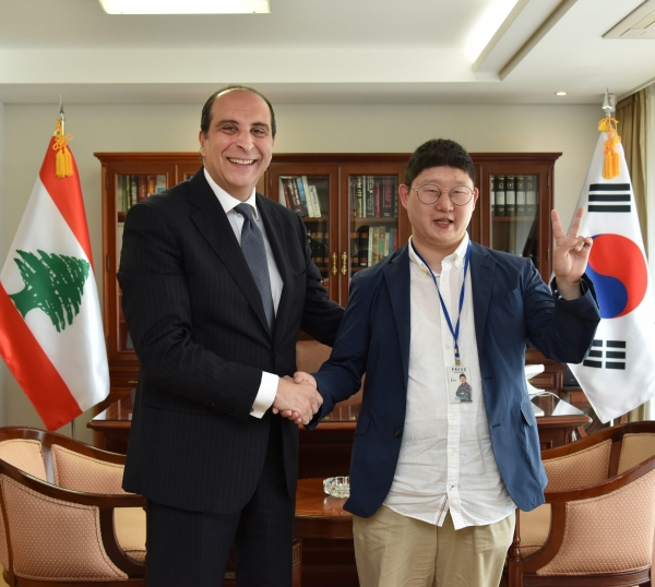 앙투안 아잠 레바논 대사와 홍석진 수습기자가 같이 찍은 사진이에요. ⓒ 휴먼에이드 포스트