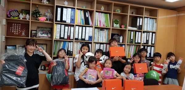 나이키 코리아가 함께하는 사랑밭을 통해 인천 연수구 새생명지역 아동센터에 물품 후원을 했다. ⓒ 나이키 코리아