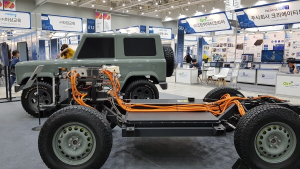 국내 최초 In-Wheel Motor 적용 4륜 전기 SUV 플랫폼과 전기 오토바이에요. ⓒ 송창진 기자