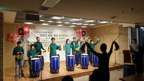 직업지원팀의 난타 리듬에 맞춰 쿵작쿵작 난타공연이 펼쳐졌어요. ⓒ 김종현 수습기자