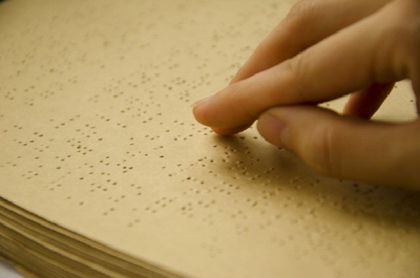 점자는 튀어나온 점을 손가락으로 만져서 읽는 시각장애인들이 사용하는 문자를 말해요. 점자는 이렇게 생겼어요. ⓒ 네이버 블로그