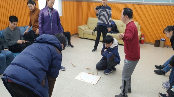 복지관의 장애인 친구들이 신나게 윷놀이 대회를 하고 있어요. ⓒ 김종현 수습기자