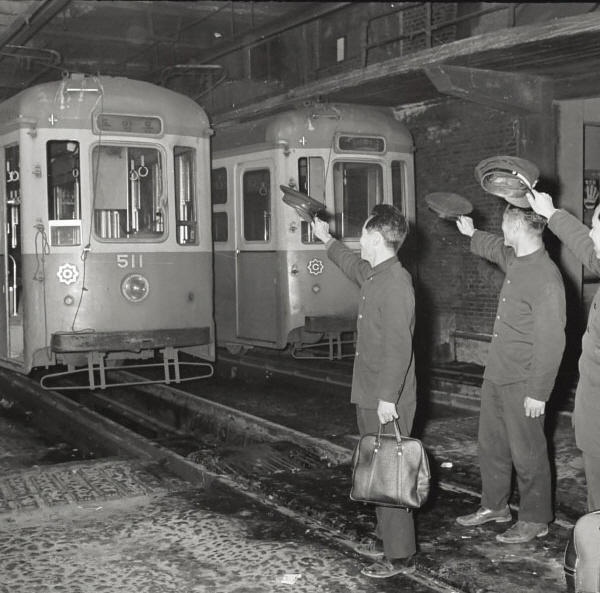 전차는 1968년 11월 29일 마지막 운행을 끝냈다고 해요. 전차를 향해 작별인사를 차장들의 모습이에요. ⓒ 한국전력공사 전기박물관