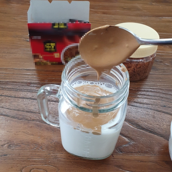 우유를 담은 컵에 만든 달고나커피를 부어요. ⓒ 김효정 수습기자