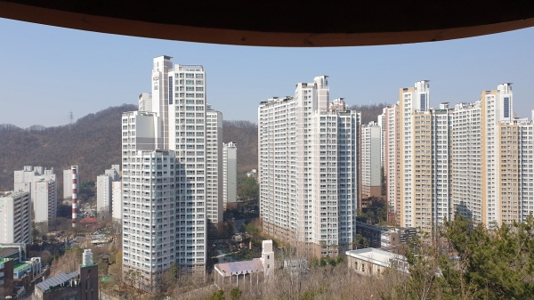 철망산 정상에서 바라보니 고층아파트들이 아주 작게 보여요. ⓒ 김종현 수습기자