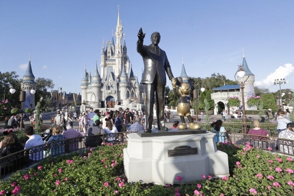 미국 애너하임에 위치한 '디즈니 랜드'의 월트 디즈니와 미키 마우스 동상. ⓒ 구글 이미지 검색 (orlandosentinel.com)