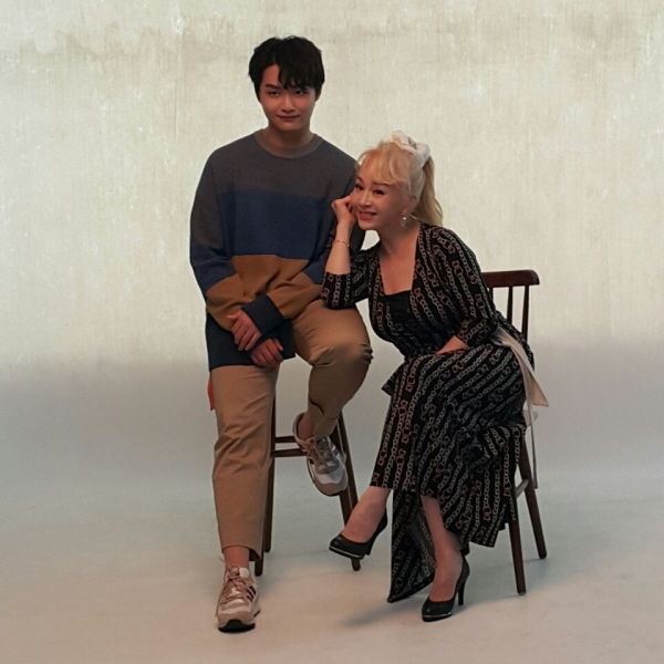 배우 황성재와 그의 어머니인 배우 박해미가 다정한 모습으로 카메라 앞에 앉아 있어요. ⓒ 남하경 수습기자