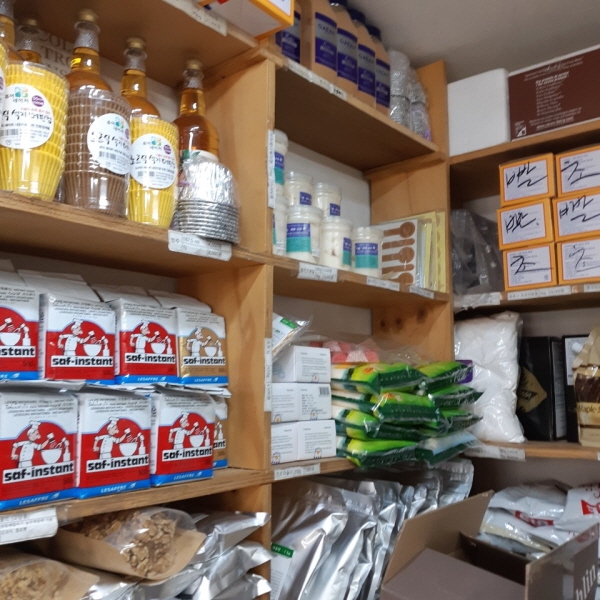 제과제빵 제료와 도구를 판매하는 곳이에요. ⓒ 김민진 기자