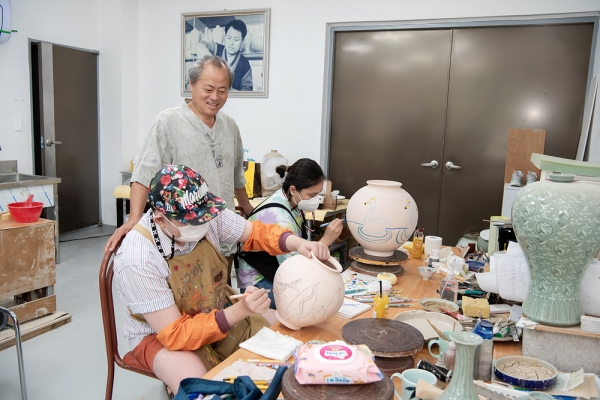 권태영 작가가 발달장애 미술작가들의 그림을 지도하고 있다. ⓒ 휴먼에이드포스트