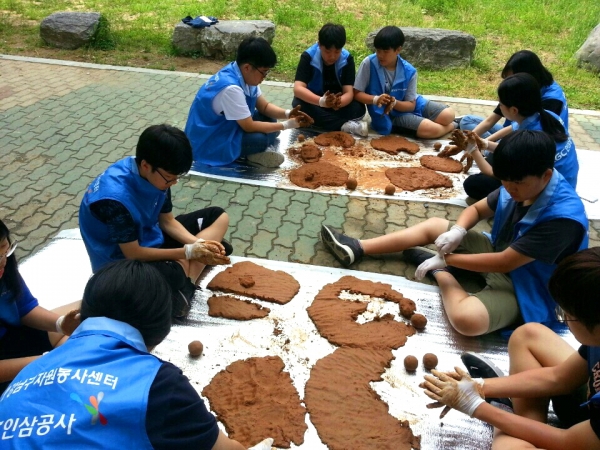 시민과 함께한 EM흙공 제조 장면. ⓒ 서울시