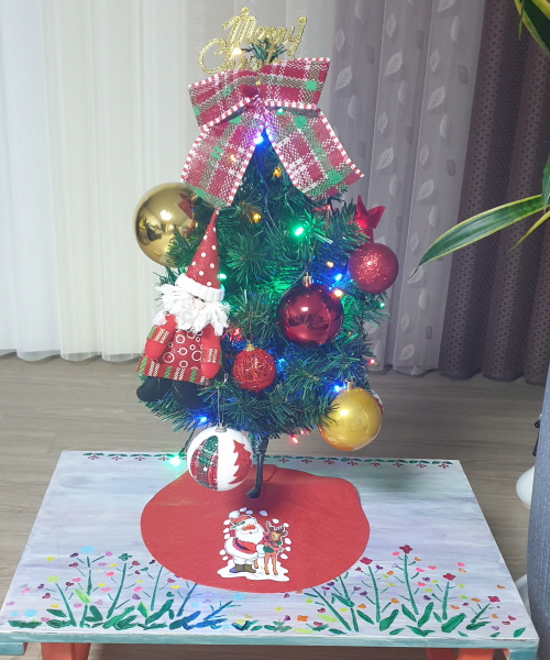 완성된 크리스마스트리에 꼬마전구를 달아 반짝거려요. ⓒ 김종현 기자