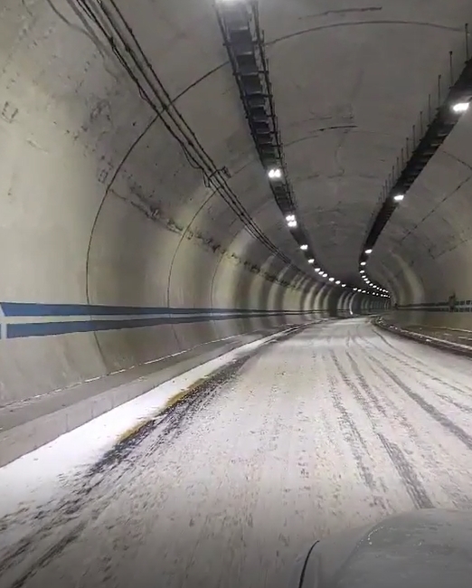 눈이 너무 많이 내려 터널 안에까지 눈이 쌓였어요. ⓒ 정민재 기자