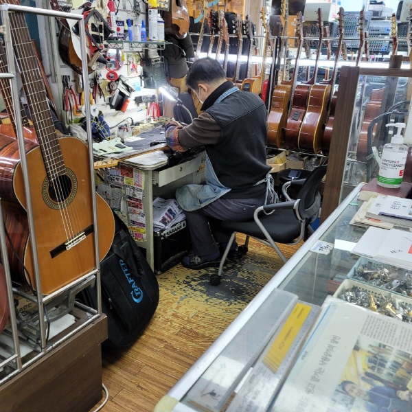 기타를 수리하는 모습이에요. ⓒ 김민진 기자