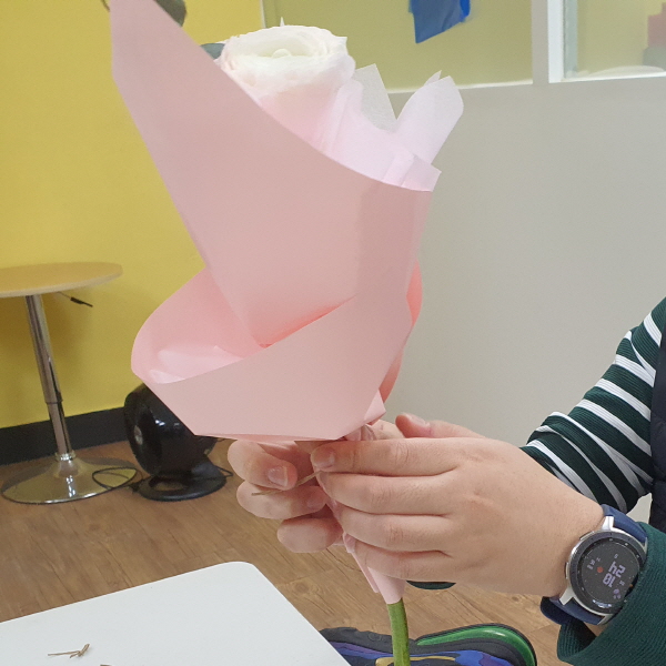 포장용 종이로 꽃다발을 만드는 모습이에요. ⓒ 김종현 기자