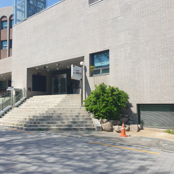 세실극장 입구예요. 건물 왼쪽에 세실마루로 올라가는 승강기가 설치되어 있어요. ⓒ 김종현 기자