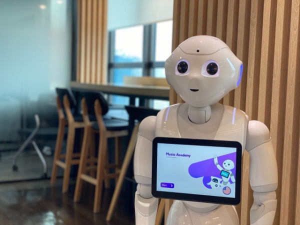 아카에이아이가 로봇을 통해 효과적인 영어 학습 및 학생 관리를 할 수 있는 ‘뮤즈 아카데미 모드’의 페퍼 버전을 출시했다