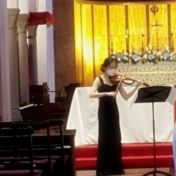 바로크 바이올리니스트 김나연 씨가 바로크 바이올린 연주를 하고 있어요. ⓒ 남하경 기자