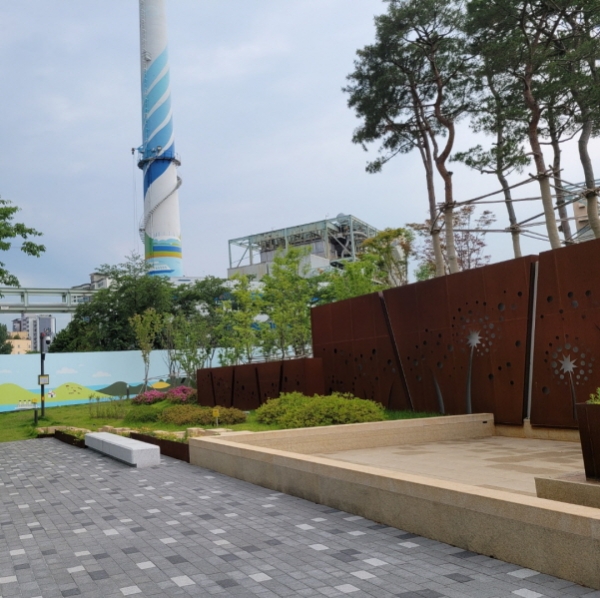 서울화력발전소 위에 마련된 공원 '마포새빛문화숲'이에요. ⓒ 정민재 기자