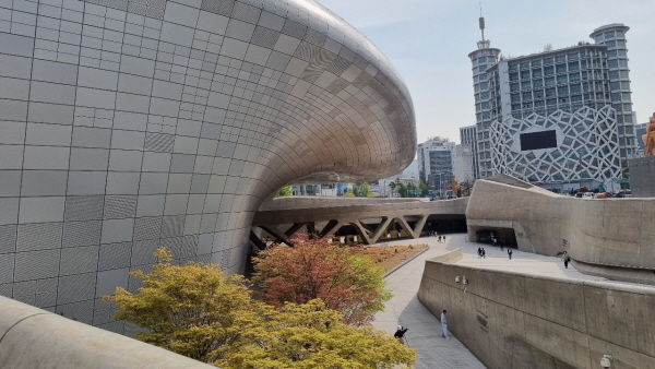 DDP는 세계적인 건축가 자하 하디드 작품이에요. ⓒ 송창진 기자