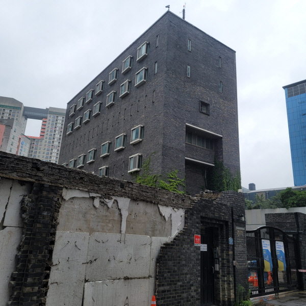 과거 남영동 대공분실이 있던 건물. 건물 벽의 외장재가 벗겨져 있다. ⓒ 김민진 기자