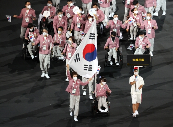 도쿄 패럴림픽에 참가하는 대한민국 국가대표팀 선수단이 태극기와 함께 입장한다. ⓒ 연합뉴스