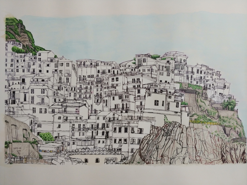 「친퀘테레마을」, 2019, 종이에 색연필, 4절지(39.4×54.5cm). ⓒ 휴먼에이드포스트