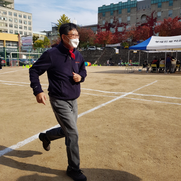 이상진 교감이 운동장 어디론가 달리고 있다. ⓒ 남하경 기자