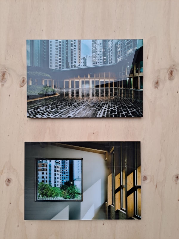 대사관 건물 바깥에 전시된 사진 작품들. ⓒ 김예준 수습기자