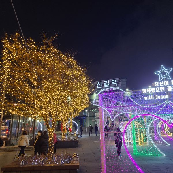 다양한 조명 장식들로 꾸며진 신길역 광장. ⓒ 송인호 수습기자