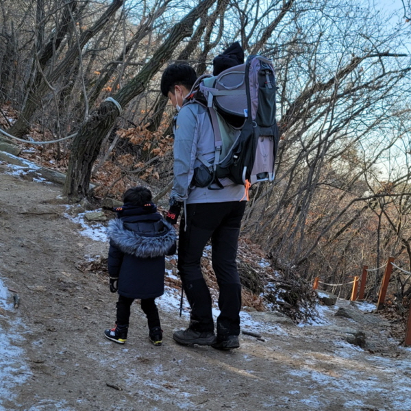 아이와 함께 산에 오르는 모습. ⓒ 김민진기자