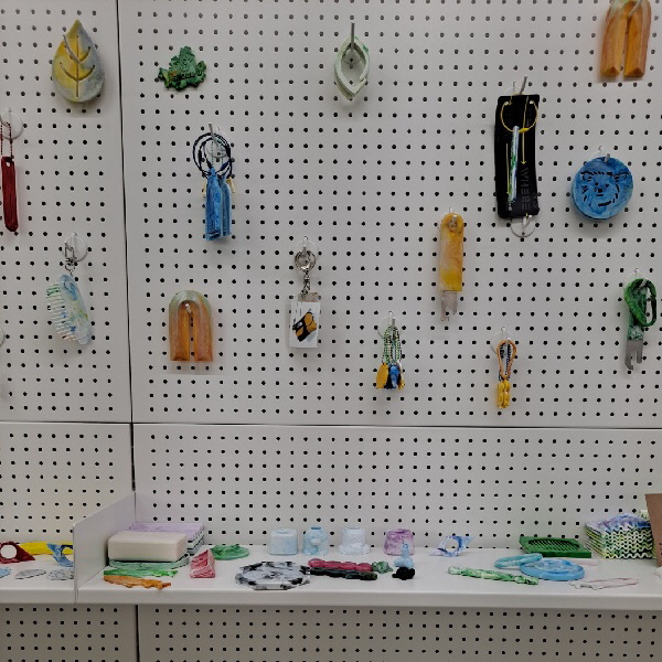 플라스틱 방앗간 안 회의실 벽에 걸린 플라스틱 재활용 제품들. ⓒ 고영기 기자